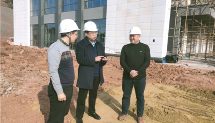 遂寧興業(yè)集團(tuán)黨委副書記、監(jiān)事會(huì)主席、工會(huì)主席石鎮(zhèn)槐深入遂寧市興學(xué)商務(wù)中心項(xiàng)目、公共衛(wèi)生臨床醫(yī)療中心一期項(xiàng)目進(jìn)行實(shí)地巡查